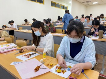 學員們認真製作自己的乾燥花相框畫